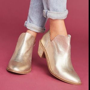 Kelsi Dagger gold boots size 6.5